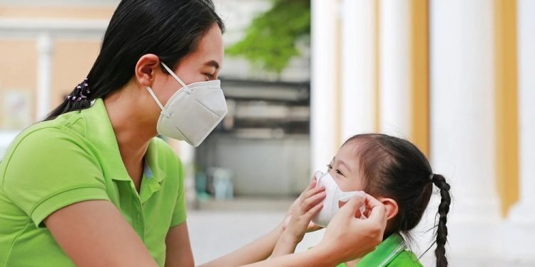 phu-huynh-deo-khau-trang-cho-tre