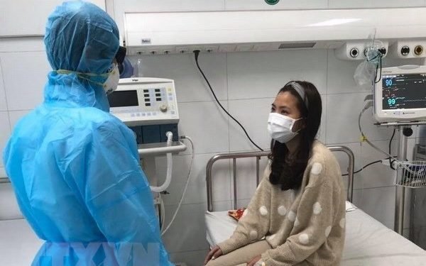 Nhan-vien-y-te-dieu-tri-cho-benh-nhan-bi-viem-duong-ho-hap-corona