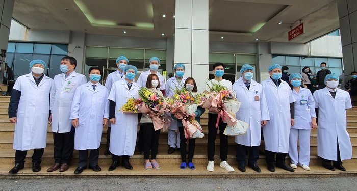 Bac-si-tang-hoa-cho-benh-nhan-truoc-khi-xuat-vien